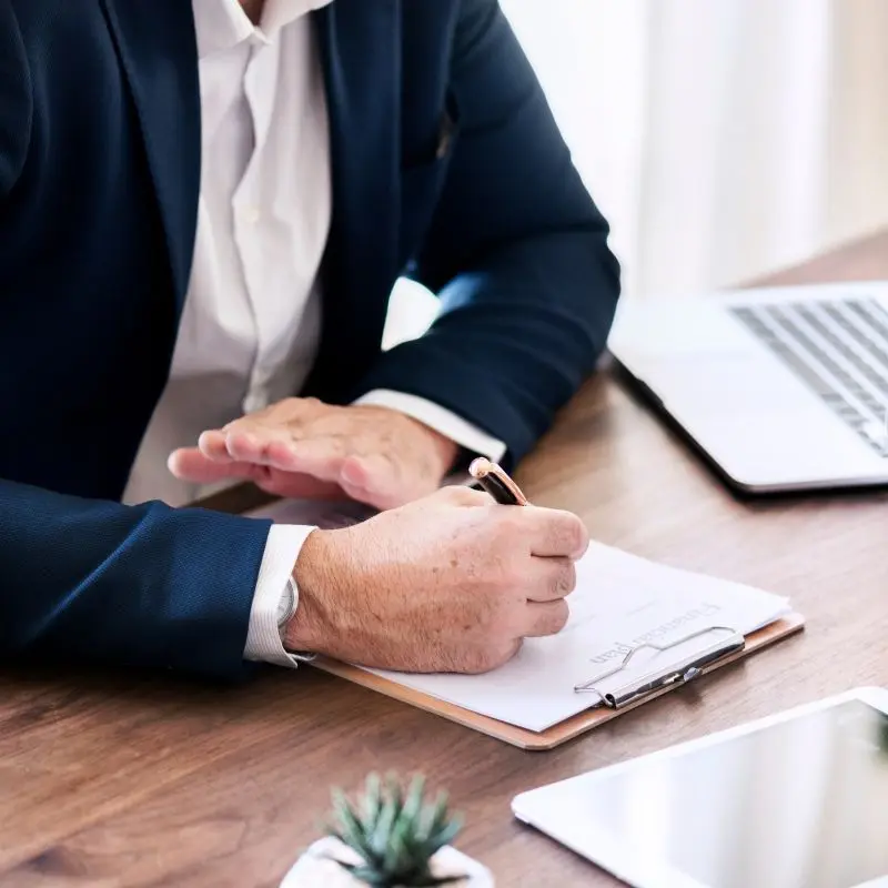 Hombre de negocios trabajando en oficina | contacto abogado silicosis