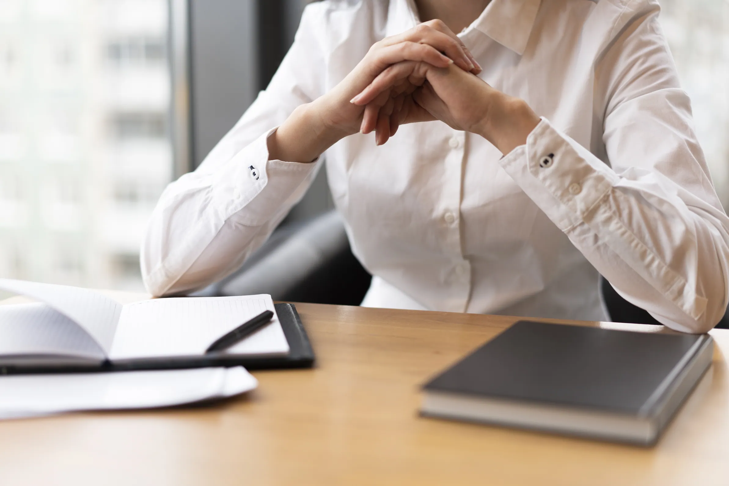 Mujer pensando en la oficina